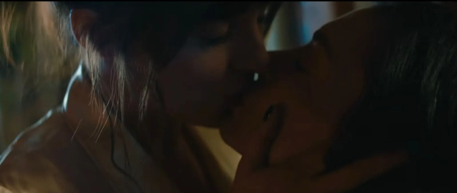 Diretor revela como beijo entre Anne Hathaway e Dakota Johnson surgiu em Verity
