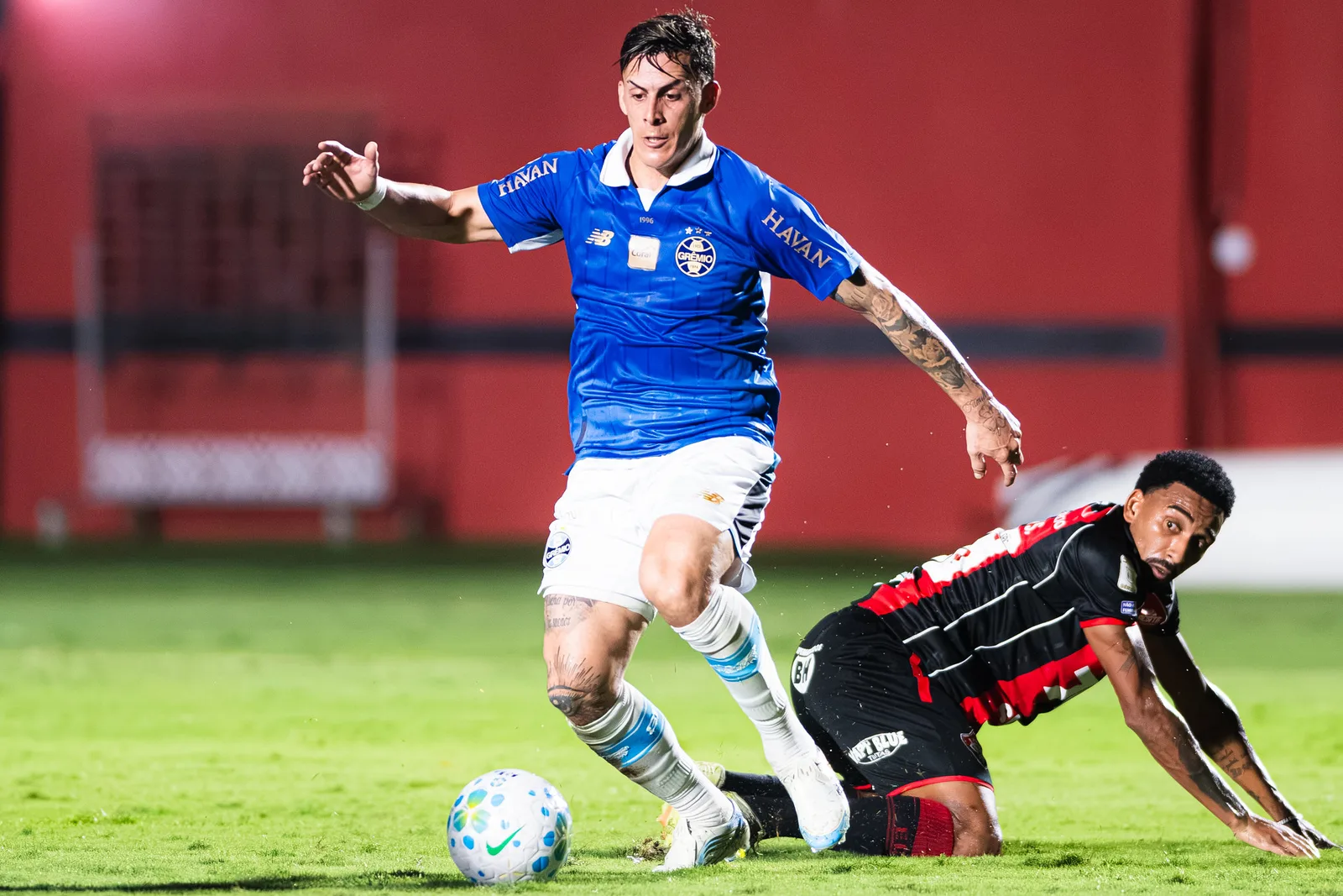 Grêmio encara duelo decisivo enquanto Inter vive crise dentro e fora de campo