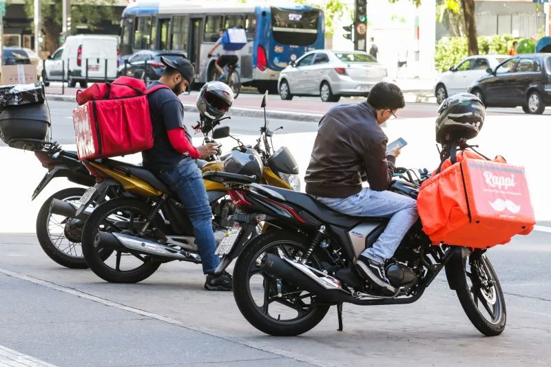 Número de motociclistas em apps quase dobra em três anos, mas proteção segue baixa