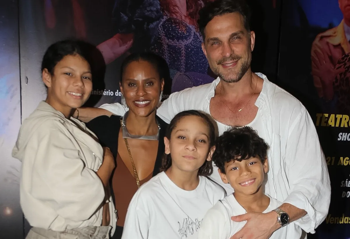 Aline Wirley e Igor Rickli passeiam com os três filhos no Rio de Janeiro