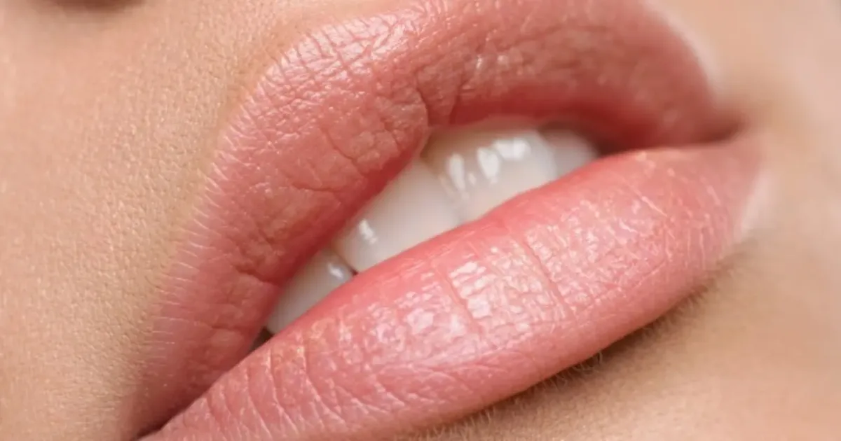 Lip plumper, contorno e brilho criam volume visual nos lábios