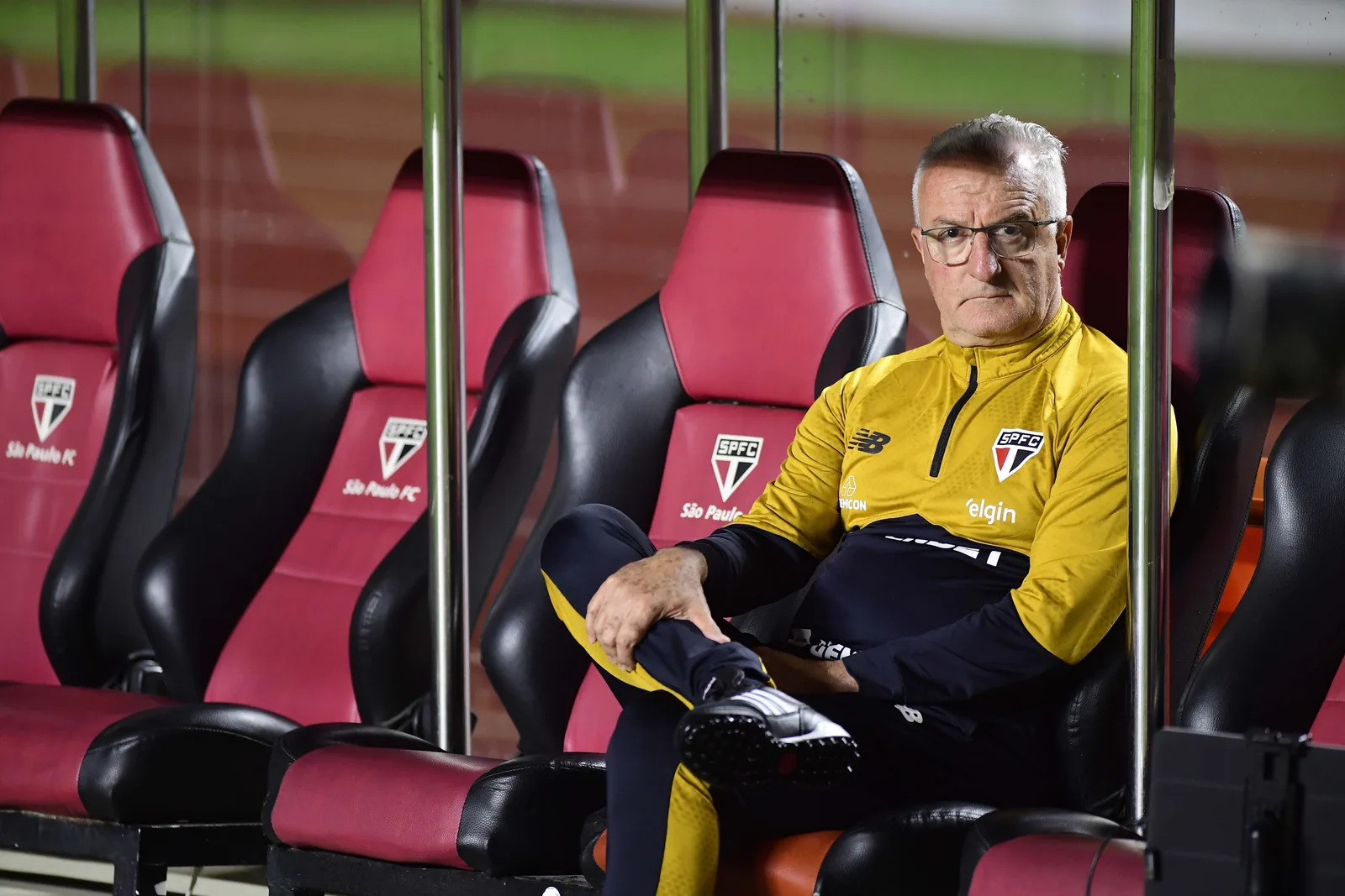 Torcida dá força ao São Paulo antes de sequência decisiva, diz Dorival