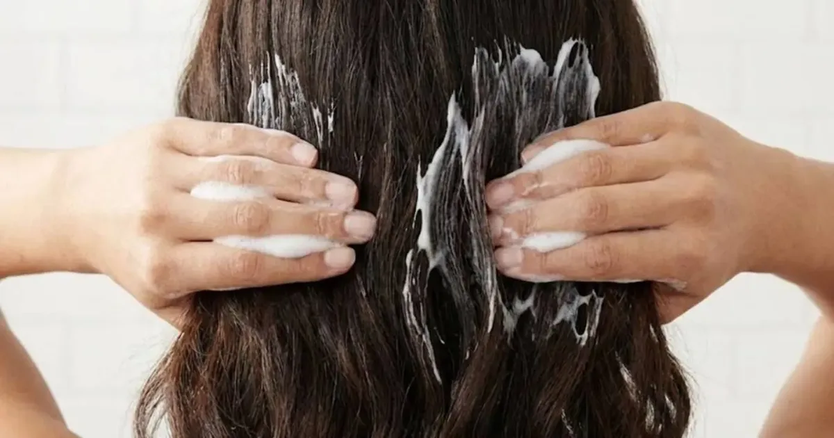 Shampoo vegetal promete disfarçar fios brancos de forma gradual