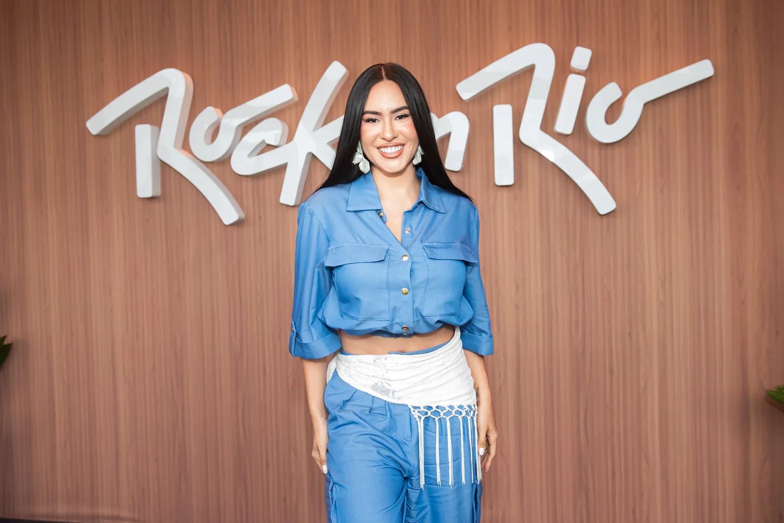 Isabelle Nogueira veste azul no Rock in Rio e revela apoio ao Garantido
