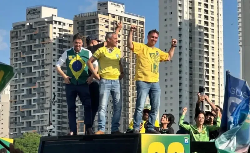 Motocarreata com Flávio Bolsonaro percorre ruas de Goiânia até o Parque Flamboyant