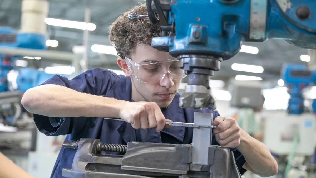 Prova para 800 vagas do Jovem Aprendiz reúne candidatos em Feira de Santana