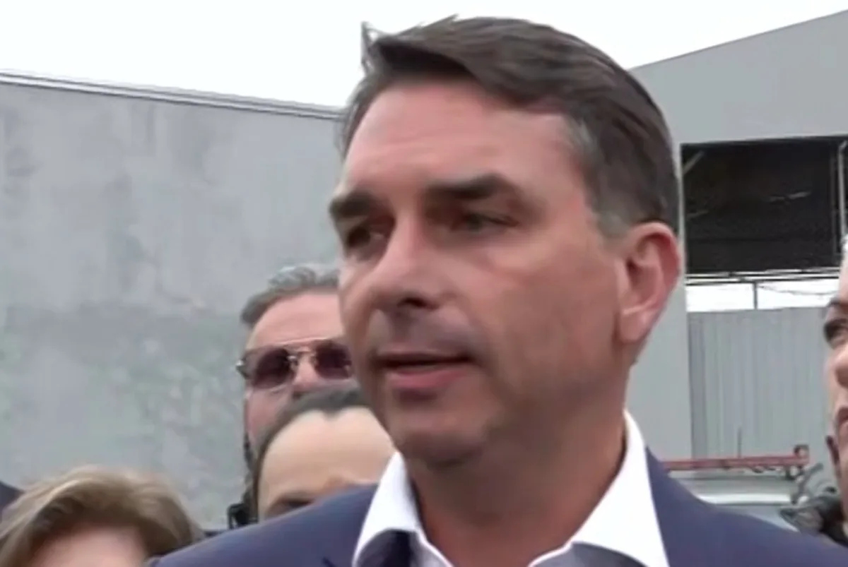Flávio Bolsonaro questiona prisão de Filipe Martins durante visita no Paraná