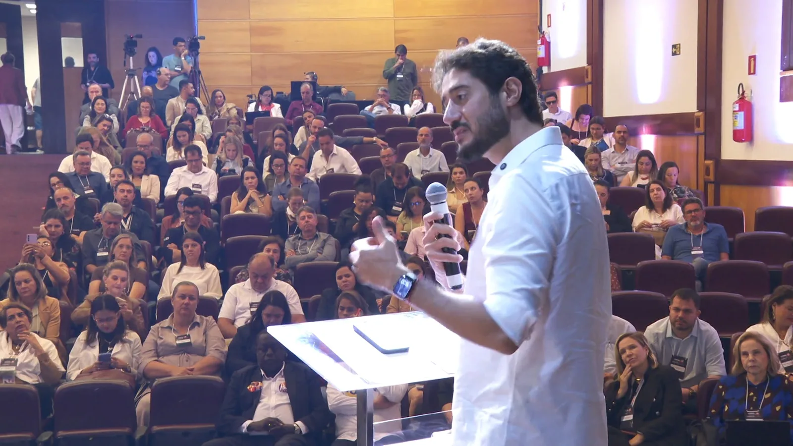 Gabriel Azevedo promete mapa de gargalos da saúde em Minas