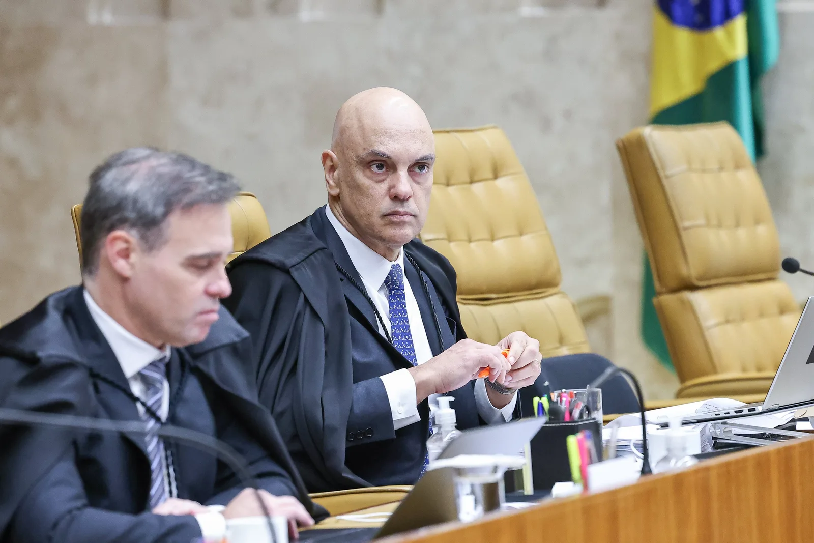 Moraes pede investigação contra Mendonça, e Fachin passa a conduzir os casos