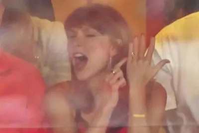 Taylor Swift celebra touchdown de Travis Kelce apontando para aliança