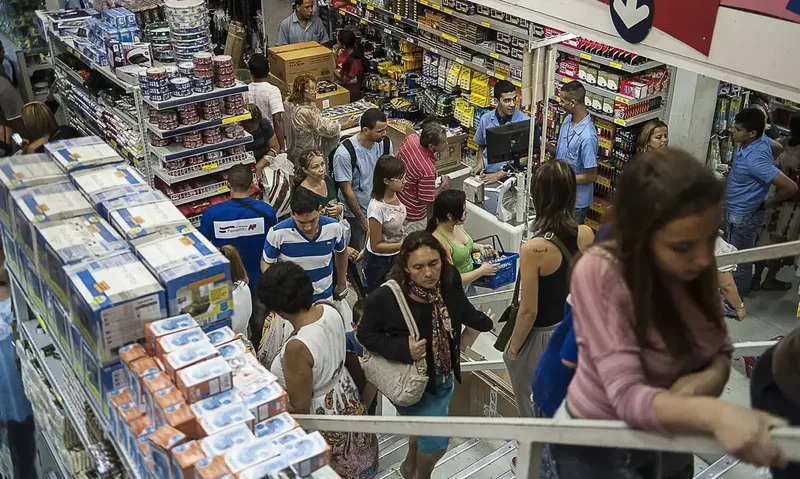 Endividamento limita consumo e derruba vendas do varejo em julho