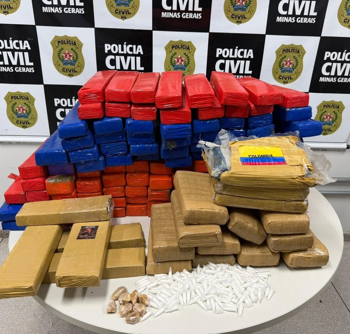Polícia apreende drogas e detém três suspeitos em Sabará