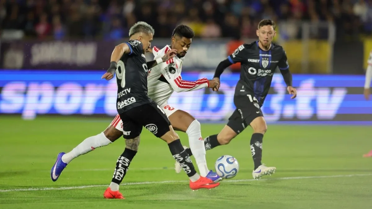 Flamengo vence em Quito e leva vantagem de dois gols para o Maracanã