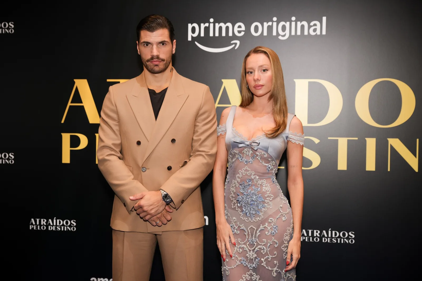 Ester Expósito participa de première de romance de ação em São Paulo