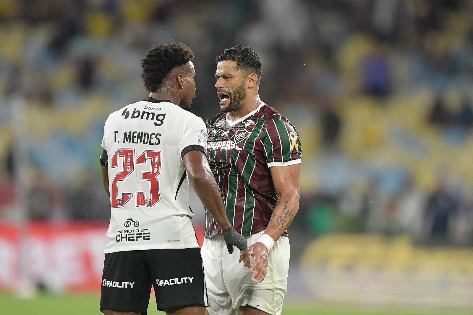 Hulk cobra critério após cinco amarelos no primeiro tempo de Fluminense e Vasco