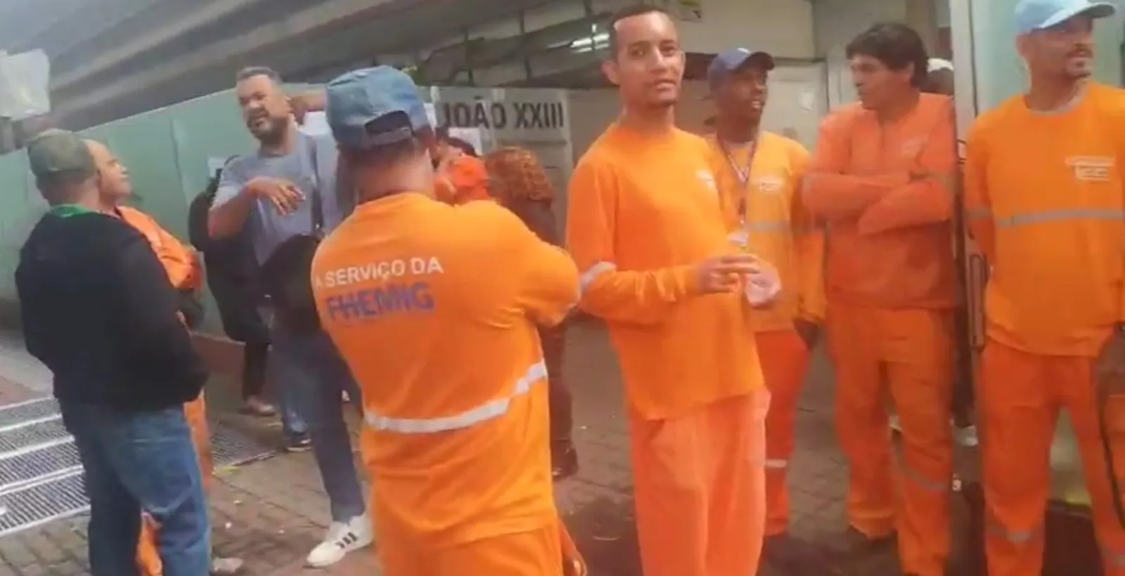 Funcionários da Cetus protestam por salários e benefícios atrasados em Belo Horizonte